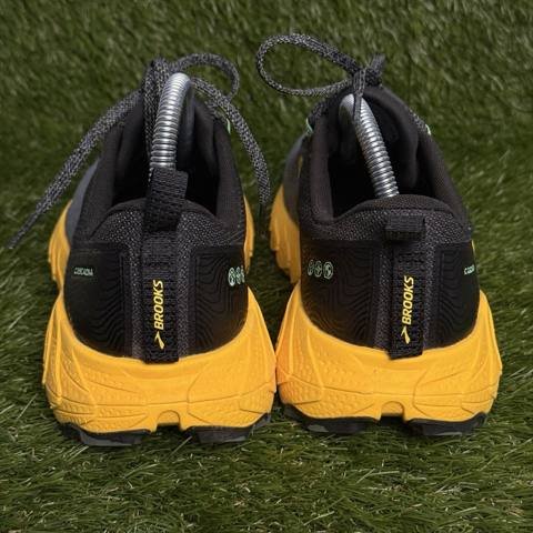 Brooks Cascadia 17 Mens Size 8 Yellow Gray Trail Running Shoes Sneakers photo 4